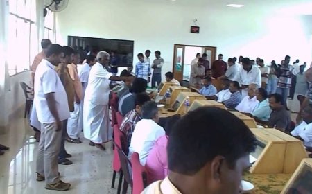 ബോഡിനായ്ക്കന്നൂരിൽ ഭക്ഷ്യസുരക്ഷാ ഉദ്യോഗസ്ഥർ കൃത്രിമ നിറം ചേർത്ത ഏലക്ക പിടിച്ചെടുത്ത് നശിപ്പിക്കാൻ ശ്രമിച്ചു. വ്യാപാരികൾ സ്പൈസസ് ബോർഡിന്റെ ലേലം ബഹിഷ്കരിച്ചു