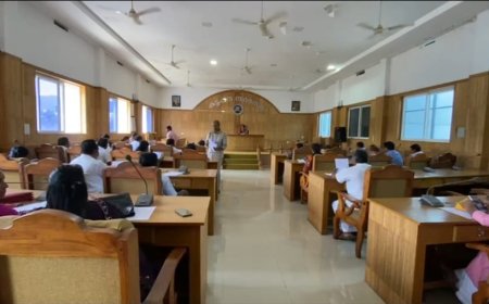 കട്ടപ്പന നഗരസഭാ സെക്രട്ടറിയെ നീക്കം ചെയ്യണമെന്നാവശ്യപ്പെട്ട് ഭരണപക്ഷം പ്രമേയം പാസാക്കി.പ്രതിഷേധവുമായി പ്രതിപക്ഷം