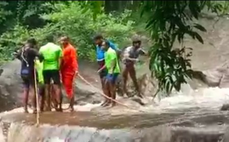 തീക്കോയി മംഗളഗിരി മാർമല അരുവിയിൽ വിനോദ സഞ്ചാരികൾ കുടുങ്ങി കിടക്കുന്നു