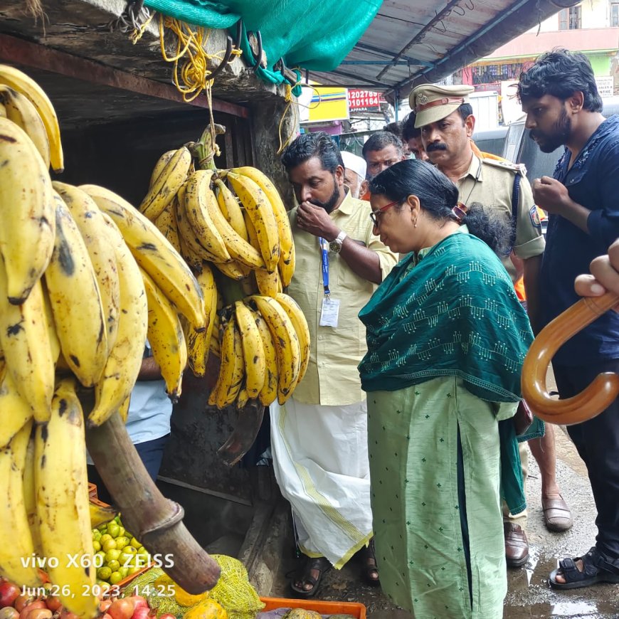 അമിത വില ഈടാക്കല്‍; വ്യാപാരസ്ഥാപനങ്ങളില്‍  ജില്ലാ കളക്ടര്‍ പരിശോധന നടത്തി