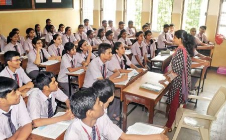 സംസ്ഥാനത്ത് പ്ലസ് വൺ ക്ലാസുകൾ ഇന്ന് തുടങ്ങും.
അവധി പ്രഖ്യാപിച്ച ജില്ലകളിൽ വിദ്യാർഥികള്‍  സ്‌കൂളുകളിൽ ഹാജരാകേണ്ടതില്ല