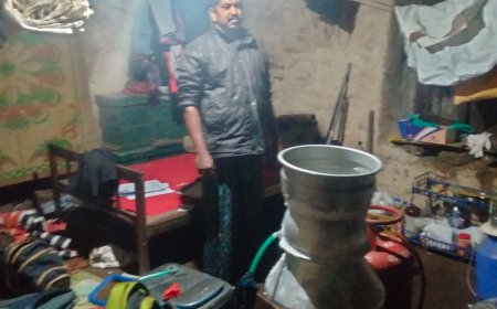 വാറ്റുമടയിൽ റെയ്ഡ്: പിടികൂടിയത് വാറ്റുചാരായവും കോടയും കള്ളത്തോക്കും 