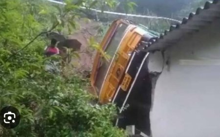 വീടിനു മുകളിലേക്ക് കെ.എസ്.ഇ.ബിയുടെ കരാർ ലോറി മറിഞ്ഞിട്ട് മൂന്ന് ദിവസം ; എടുത്ത് മാറ്റാതെ കരാറുകാരൻ ; ദുരിതകയത്തിൽ ഒരു കുടുംബം