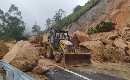 ഗ്യാപ്പ് റോഡ് മണ്ണിടിച്ചിലിനെ തുടർന്ന് ഇരച്ചിൽപാറ മുതൽ ചെമ്മണ്ണാർ ഗ്യാപ്പ് റോഡ് ആരംഭിക്കുന്ന ഭാഗം വരെ യാത്രയ്ക്ക് പൂർണ്ണ നിരോധനം