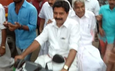 സ്‌കൂട്ടറും ഹെലികോപ്ടറും പിന്നെ ഉമ്മന്‍ ചാണ്ടി സാറും...
മന്ത്രി റോഷി അഗസ്റ്റിൻ്റെ ഓർമ്മക്കുറിപ്പ്