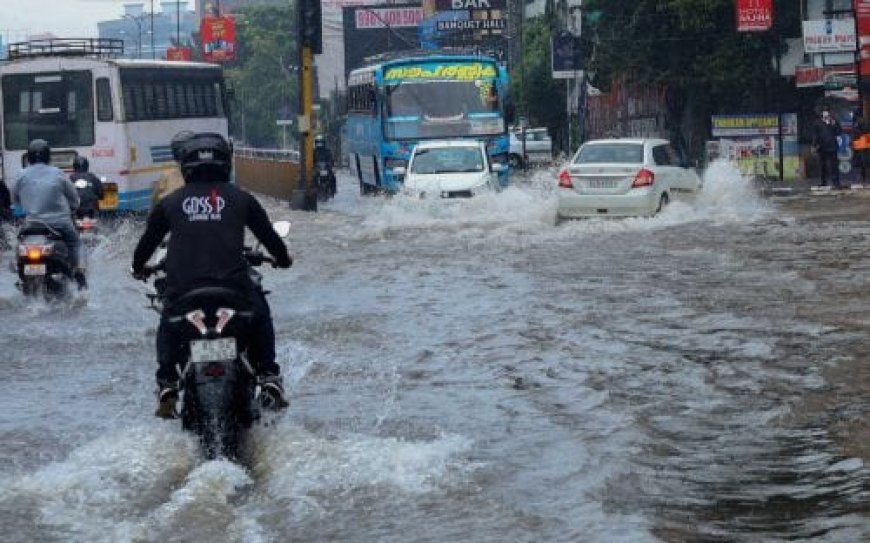 സംസ്ഥാനത്ത് പല ജില്ലകളിലും വീണ്ടും മഴ ശക്തമാകുന്നു.