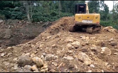 അടിവാരത്തു താമസിക്കുന്നവരുടെ ജീവനും സ്വത്തിനും  ഭീഷണിയുയർത്തി ഉപ്പുതറയിൽ  മല മുകളിൽ അനധികൃത കുളം, തടയണ നിർമാണം