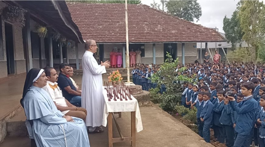 എല്ലാ അദ്ധ്യാപകരും ദൈവ തുല്യരാണെന്നും അധ്യാപകരും കുട്ടികളും തമ്മിൽ അഭേദ്ദ്യമായ ബന്ധമാണെന്നും ഉത്ഘാടന പ്രസംഗത്തിൽ ഫാ: ഡൊമിനിക്ക് കാഞ്ഞിരത്തിനാൽ പറഞ്ഞു