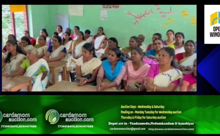 അച്ചടക്കമുള്ള കുട്ടികളായി കുടുംബ ശ്രീ പ്രവർത്തകർ വീണ്ടും സ്കൂളിലേക്ക്