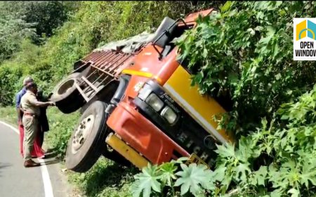 ദേശീയ പാതയിൽ വണ്ടിപ്പെരിയാർ 59-ാം മൈലിന് സമീപം നിയന്ത്രണം വിട്ട ലോറി മറിഞ്ഞ് അപകടം