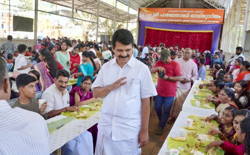 സ്നേഹമന്ദിരത്തിലെ അന്തേവാസികളുടെ അനുഗ്രഹം വാങ്ങി ജോയ്സ് ജോര്‍ജ്ജ്