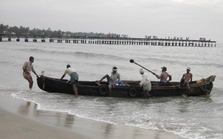 തലസ്ഥാനത്തടക്കം ജാഗ്രത, കേരളത്തിൽ ഇന്നും കടലാക്രമണ സാധ്യത; ഒപ്പം വേനൽ മഴയും എത്തിയേക്കും, 4 ജില്ലകളിൽ സാധ്യത
