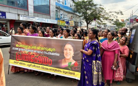 നെടുങ്കണ്ടത്ത് ജപ്തി നടപടിക്കിടെ വീട്ടമ്മയുടെ ആത്മഹത്യ.ഷീബ ദിലീപിന്റെ മൃതദേഹവുമായി ബാങ്കിന് സൗത്ത് ഇന്ത്യൻ ബാങ്കിന് മുൻപിൽ പ്രതിഷേധം