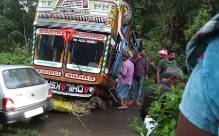 വണ്ടൻ മേടിന് സമീപം ലോറി അപകടത്തിൽപ്പെട്ടു