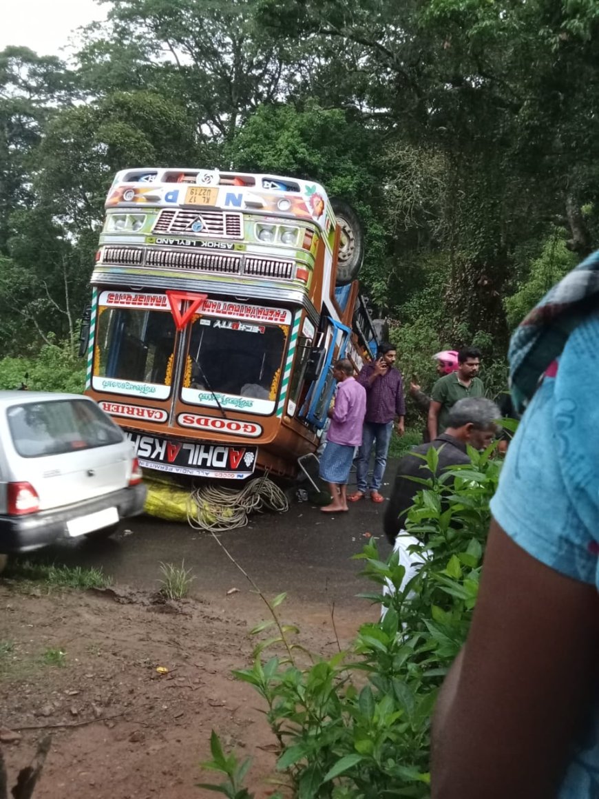 വണ്ടൻ മേടിന് സമീപം ലോറി അപകടത്തിൽപ്പെട്ടു