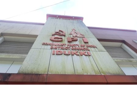 സി പി ഐ ഇടുക്കി ജില്ലാ കൗൺസിലിൽ മുഖ്യമന്ത്രിക്കും സിപിഎം - സി പി ഐ മന്ത്രിമാർക്കും വിമർശനം.രാജ്യത്ത് ഇന്ത്യ മുന്നണിയുടെ ഭാഗമായ സിപിഐ എന്തിന് എൽ ഡി എഫിൽ തുടരണം എന്നും ചോദ്യം