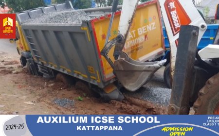 കട്ടപ്പന പാറക്കടവിൽ ഓട നിർമ്മാണത്തിനായി എടുത്ത കുഴിയിൽ മെറ്റൽ കയറ്റി വന്ന ടോറസ് ലോറി കുടുങ്ങി