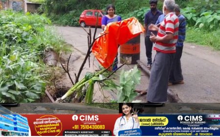 ഇരട്ടയാർ വെട്ടിക്കാമറ്റം - പ്രകാശ് റോഡിൽ രൂപപ്പെട്ട  വൻ ഗർത്തം  അപകട ഭീഷണി ഉയർത്തുന്നു