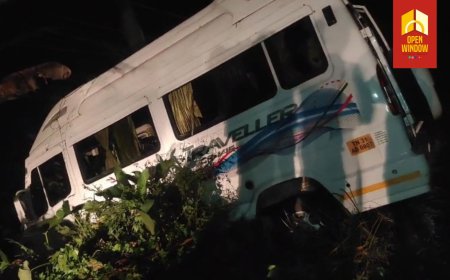 ഉപ്പുതറ ക്വാർട്ടേഴ്സ് പടിക്ക് സമീപം ട്രാവലർ അപകടത്തിൽപ്പെട്ടു