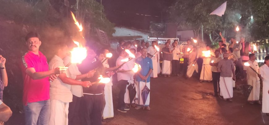 വൈദ്യുതി നിരക്ക് വർധനക്കെതിരെ കട്ടപ്പന മർച്ചന്റ്സ് അസോസിയേഷന്റെ നേതൃത്വത്തിൽ കട്ടപ്പന  ടൗണിൽ പന്തംകൊളുത്തി പ്രകടനം നടത്തി