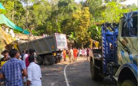 രാജാക്കാടിന് സമീപം  കൊച്ചുപ്പില്‍ ടോറസ് ലോറി അപകടത്തിൽപ്പെട്ടു, ഒരാൾ മരിച്ചു.  ലോറി  ഡ്രൈവർ കമ്പിളികണ്ടം സ്വദേശി ആകാശ് ആണ് മരണപെട്ടത്