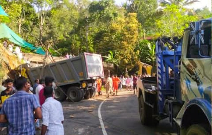 രാജാക്കാടിന് സമീപം കൊച്ചുപ്പില് ടോറസ് ലോറി അപകടത്തിൽപ്പെട്ടു, ഒരാൾ മരിച്ചു. ലോറി ഡ്രൈവർ കമ്പിളികണ്ടം സ്വദേശി ആകാശ് ആണ് മരണപെട്ടത്