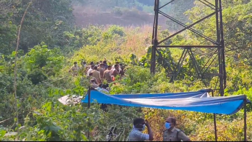 ഇടുക്കി മൂലമറ്റത്ത് പുരുഷൻറെ മൃതദേഹം കണ്ടെത്തി. വിജനമായ തേക്കിൻ കൂപ്പിൽ പായിൽ പൊതിഞ്ഞു കെട്ടിയ നിലയിലായിരുന്നു മൃതദേഹം