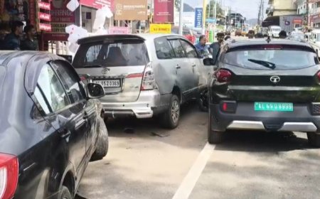 കട്ടപ്പന ഇടുക്കി കവലയിൽ നിർത്തിയിട്ടിരുന്ന വാഹനങ്ങളിലേക്ക്  കാർ പാഞ്ഞുകയറി അപകടം