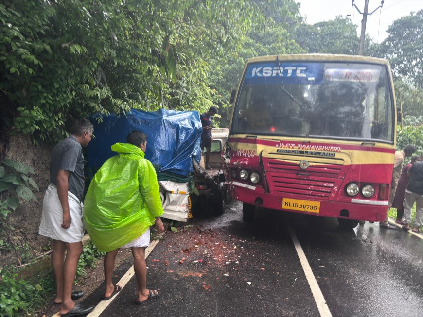 നേര്യമംഗലം പാംബ്ല റൂട്ടിൽ കെ എസ് ആർ ടി സി ബസും പിക്കപ്പും കൂട്ടിയിടിച്ച് അപകടം