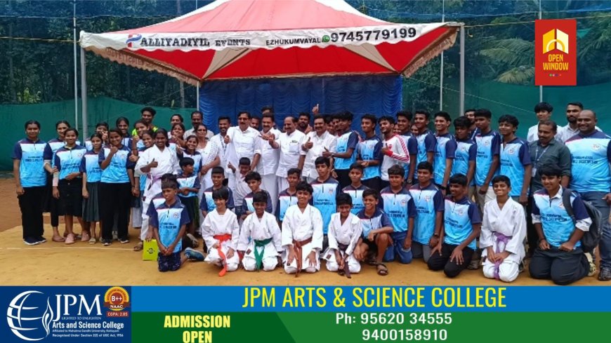 കായിക മന്ത്രി വി.അബ്ദുറഹിമാൻ എഴുകുംവയൽ സർവ്വീസ് സഹകരണ ബാങ്കിൻ്റെ കളിക്കളം സന്ദർശിച്ചു. സ്പോർട്സ് കിറ്റുകൾ വിതരണം ചെയ്തു