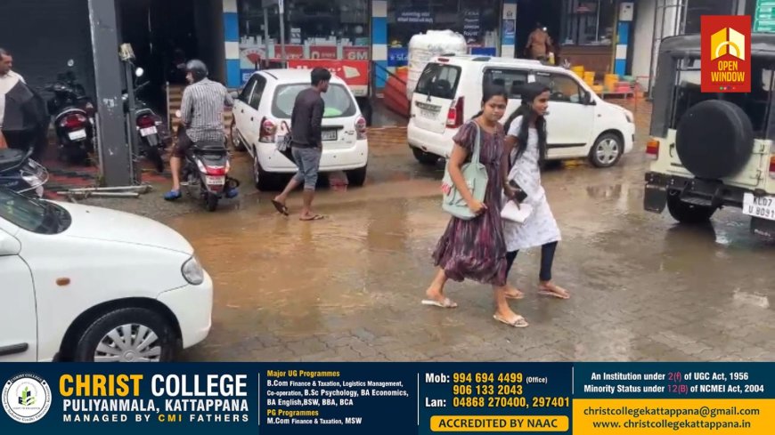 കാലവർഷം ശക്തമായതോടെ  വെള്ളക്കെട്ടിൽ മുങ്ങി രാജാക്കാട് ടൗണും ബസ്റ്റാന്റ് പരിസരവും