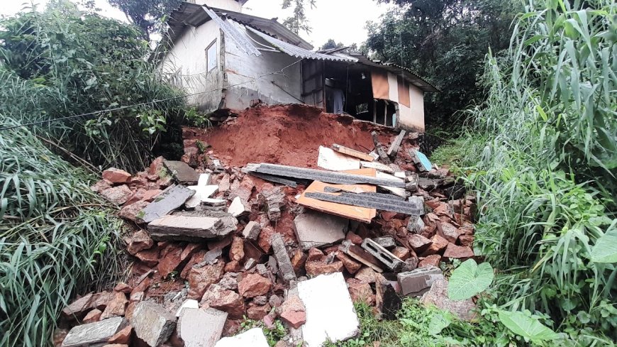 ശക്തമായ മഴയിൽ ഉപ്പുതറ പഞ്ചായത്ത് പശുപ്പാറ ലക്ഷം വീട് കോളനിക്ക് സമീപം വീട് തകർന്നു. റിച്ചു ഹൗസിൽ കെ സി വിജയൻ്റെ വീടാണ് തകർന്ന് വാസയോഗ്യമല്ലാതായത്