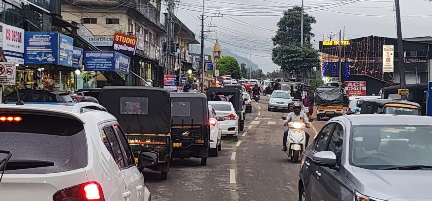 കട്ടപ്പന പള്ളിക്കവലയിൽ ഗതാഗതക്കുരുക്ക് രൂക്ഷം
