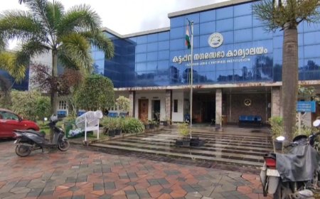 കട്ടപ്പന നഗരസഭ ഓഫീസിന്  മുൻഭാഗത്ത് വിരിച്ചിരിക്കുന്ന ടൈലുകൾ ഇളകി കാൽനട യാത്രക്കാർക്ക് ദുരിതം