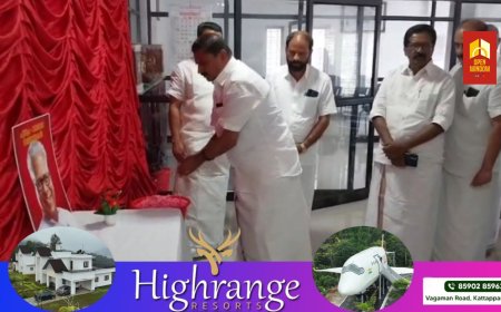 സിപിഐ എം കട്ടപ്പന ഏരിയ കമ്മിറ്റി ഓഫീസില്‍ തയ്യാറാക്കിയ പ്രത്യേക സ്മൃതി മണ്ഡപത്തിൽ വി എസ് അച്യുതാനന്ദന് ആദരാഞ്ജലികൾ അർപ്പിക്കാൻ നിരവധി രാഷ്ട്രീയ-സാമൂഹ്യ പ്രവർത്തകർ എത്തി