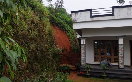 കട്ടപ്പന നിർമ്മലാസിറ്റി വാഴവര പി എം ജി എസ് വൈ  റോഡിന്റെ സംരക്ഷണ ഭിത്തി ഇടിഞ്ഞ് വീട് അപകടാവസ്ഥയിൽ