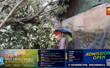 ഉപ്പുതറയിൽ കഴിഞ്ഞ ദിവസം രാത്രിയിൽ ഉണ്ടായ ശക്തമായ കാറ്റിലും മഴയിലും കോതപാറ വരകാലായിൽ ലതയുടെ വീടിൻ്റെ മുകളിലേക്ക് ഈട്ടി  മരം കടപുഴകി വീണു