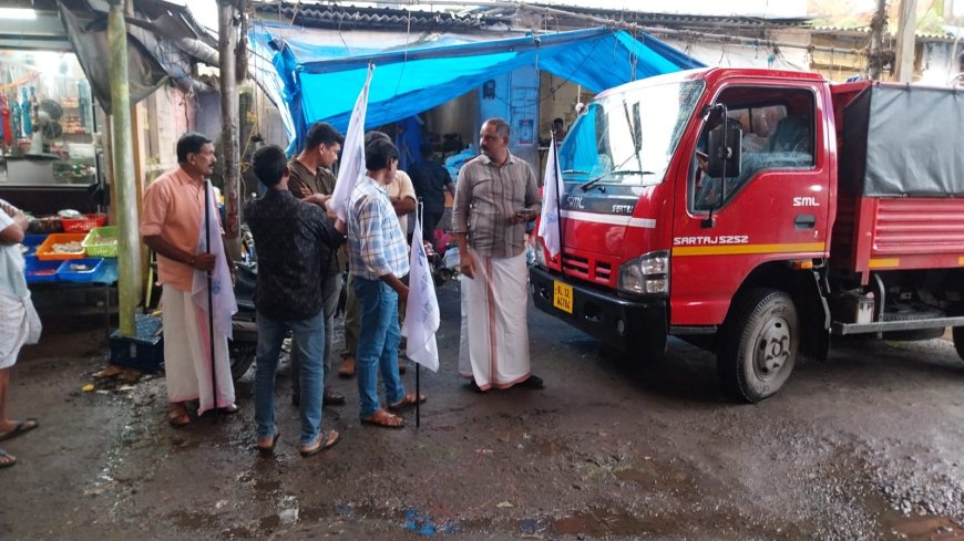 കട്ടപ്പന ടൗണിൽ  വ്യാപാരികൾക്കും പൊതുജനങ്ങൾക്കും ബുദ്ധിമുട്ടുണ്ടാകുന്നു എന്ന് ആരോപിച്ച്
ജൈവ മാലിന്യങ്ങൾ ശേഖരിക്കാൻ എത്തുന്ന വാഹനം
വ്യാപാരി വ്യവസായി സമിതിയുടെ നേതൃത്വത്തിൽ തടഞ്ഞു
