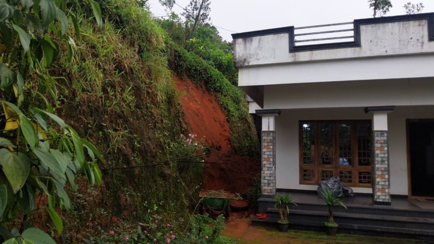 കട്ടപ്പന നിർമ്മലാസിറ്റി വാഴവര പി എം ജി എസ് വൈ റോഡിന്റെ സംരക്ഷണ ഭിത്തി ഇടിഞ്ഞ് വീട് അപകടാവസ്ഥയിൽ