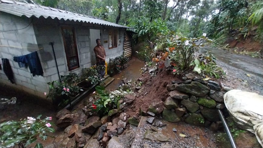 കട്ടപ്പന നരിയംപാറ എട്ടിപ്പടി കാഞ്ചിയാർ റോഡിൽ ഉദയപുരത്തിന് സമീപം കനത്ത മഴയിൽ വീടിന്റെ സംരക്ഷണഭിത്തി ഇടിഞ്ഞു