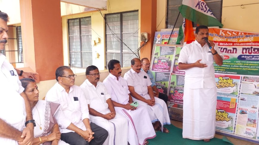 കേരള സ്റ്റേറ്റ് സർവീസ് പെൻഷനേഴ്സ് അസോസിയേഷൻ ഇടുക്കി ജില്ലാ കമ്മറ്റിയുടെ ആഭിമുഖ്യത്തിൽ   കട്ടപ്പന സെയിൽ ടാക്സ് ഓഫീസിനുമുൻപിൽ സത്യാഗ്രഹ  സമരം നടത്തി