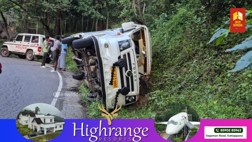 മറയൂരില്‍ വാഹനാപകടത്തില്‍ മൂന്ന് പേര്‍ക്ക് ഗുരുതര പരിക്ക്.വിനോദ സഞ്ചാരികള്‍ സഞ്ചരിച്ചിരുന്ന ട്രാവലര്‍ മറിഞ്ഞാണ് അപകടം സംഭവിച്ചത്