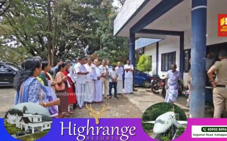 കട്ടപ്പന വെട്ടിക്കുഴകവലയിലെ വോൾട്ടേജ് ക്ഷാമം പരിഹരിക്കുന്നതിനായി അനുവദിച്ച ട്രാൻസ്ഫോർമർ ഉടൻ സ്ഥാപിക്കണം എന്ന് ആവശ്യപെട്ട് നഗരസഭ കൗൺസിലർമാരുടെ  നേതൃത്വത്തിൽ കട്ടപ്പന കെഎസ്ഇബിക്ക്  മുൻപിൽ ജനകീയ സമരം സംഘടിപ്പിച്ചു