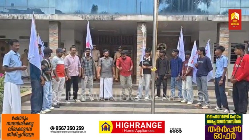 കട്ടപ്പന നഗരസഭയില്‍ യുഡിഎഫ് ഭരണസമിതിയുടെ താല്‍പര്യക്കാര്‍ക്ക് വീണ്ടും പിന്‍വാതില്‍ നിയമനം നല്‍കാനുള്ള തീരുമാനത്തിനെതിരെ ഡിവൈഎഫ്‌ഐ കട്ടപ്പന ബ്ലോക്ക് കമ്മിറ്റി നഗരസഭ ഓഫീസിലേക്ക് പ്രതിഷേധ പ്രകടനം നടത്തി.