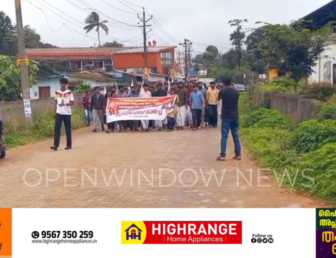 ക്ലാസിൽ വച്ച് അധ്യാപകൻ കുട്ടിയെ മർദ്ദിച്ച സംഭവത്തിൽ  കുറ്റക്കാരനായ അധ്യാപകനെതിരെ നടപടി സ്വീകരിക്കണമെന്ന ആവശ്യമുയർത്തി എസ്എഫ്ഐ ഇടുക്കി ജില്ലാ കമ്മിറ്റിയുടെ നേതൃത്വത്തിൽ  സ്കൂളിലേക്ക് പ്രതിഷേധ മാർച്ച് സംഘടിപ്പിച്ചു.