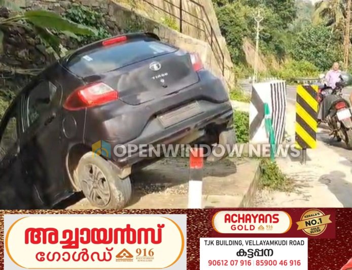 ഉപ്പുതറ ചപ്പാത്ത് ആലടിക്ക് സമീപം കാർ അപകടത്തിൽ പെട്ടു. കൂട്ടാറ്റിൽ നിന്നും കൊല്ലത്തിന് പോയ കുടുംബമാണ് അപകടത്തിൽ പെട്ടത്.