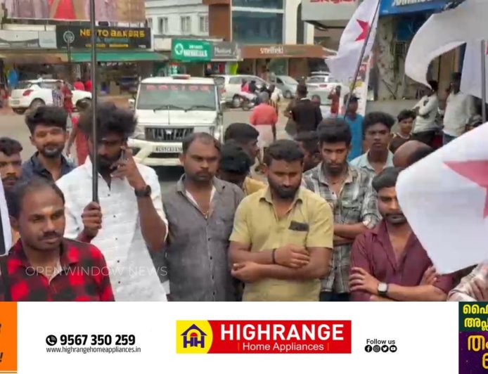 ഡല്‍ഹിയില്‍ വിദ്യാര്‍ഥി സമരത്തിനുനേരെയുണ്ടായ പൊലീസിന്റെ നരനായാട്ടിൽ പ്രതിഷേധിച്ച് ഡിവൈഎഫ്‌ഐ  പ്രകടനവും യോഗവും നടത്തി.ബ്ലോക്ക് സെക്രട്ടറി നിയാസ് അബു ഉദ്ഘാടംചെയ്തു.