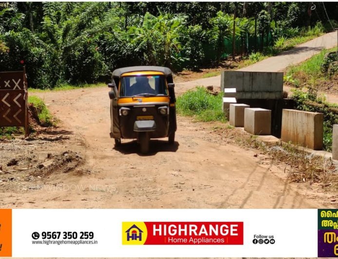 എട്ടു മാസങ്ങൾക്ക് മുൻപ് നിർമ്മാണം ആരംഭിച്ച ഇരട്ടയാർ നാങ്കുതൊട്ടി വാഴവര റോഡിൻറെ നവീകരണ പ്രവർത്തനങ്ങൾ വൈകുന്നു