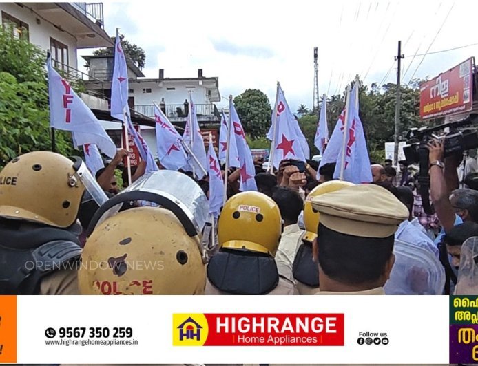 കട്ടപ്പന താലൂക്ക് ആശുപത്രിയുടെ പ്രവർത്തനം  സർക്കാരും, ആരോഗ്യവകുപ്പും നഗരസഭയും താറുമാറാക്കി എന്ന ആരോപിച്ച് ഡിവൈഎഫ്‌ഐ കട്ടപ്പന ബ്ലോക്ക് കമ്മിറ്റിയുടെ നേതൃത്വത്തിൽ ആശുപത്രിക്ക് മുൻപിലേക്ക് മാർച്ച് ധാരണയും നടത്തി