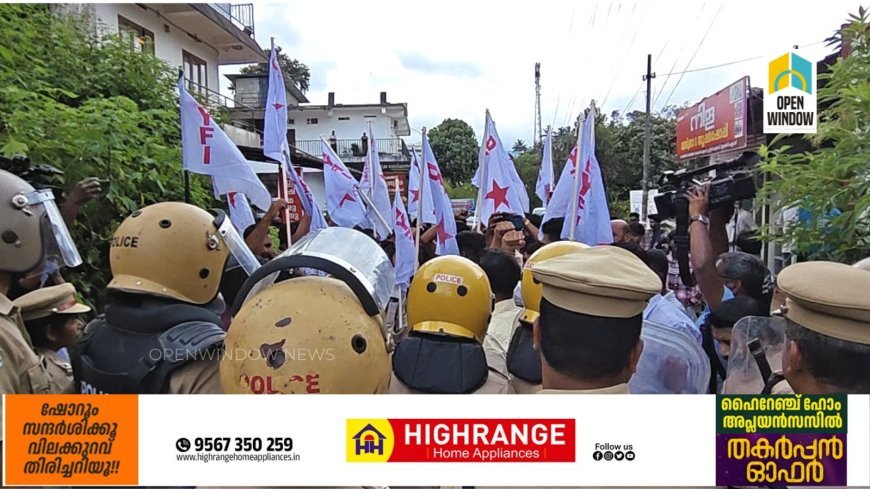 കട്ടപ്പന താലൂക്ക് ആശുപത്രിയുടെ പ്രവർത്തനം  സർക്കാരും, ആരോഗ്യവകുപ്പും നഗരസഭയും താറുമാറാക്കി എന്ന ആരോപിച്ച് ഡിവൈഎഫ്‌ഐ കട്ടപ്പന ബ്ലോക്ക് കമ്മിറ്റിയുടെ നേതൃത്വത്തിൽ ആശുപത്രിക്ക് മുൻപിലേക്ക് മാർച്ച് ധാരണയും നടത്തി